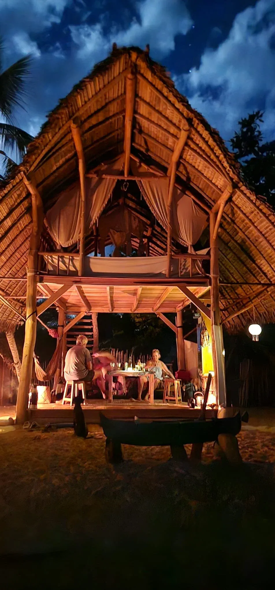 Abendessen im beleuchteten Beach-Camp bei Nacht