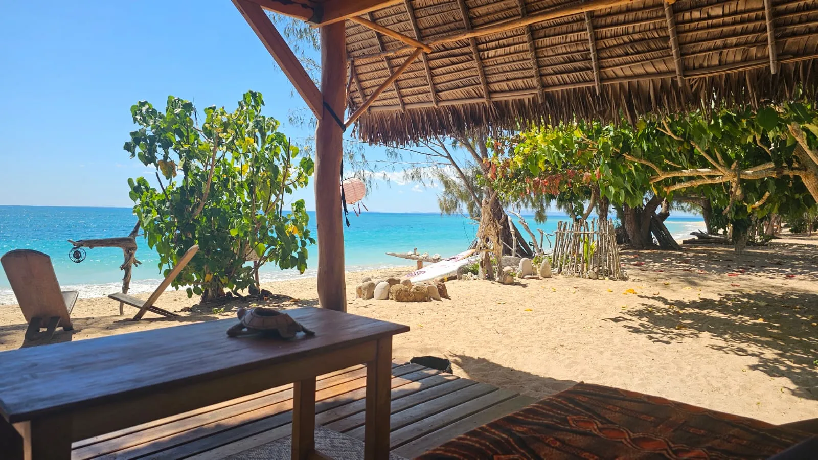 Blick aus dem Beach Bed durch Palmen auf den Indischen Ozean