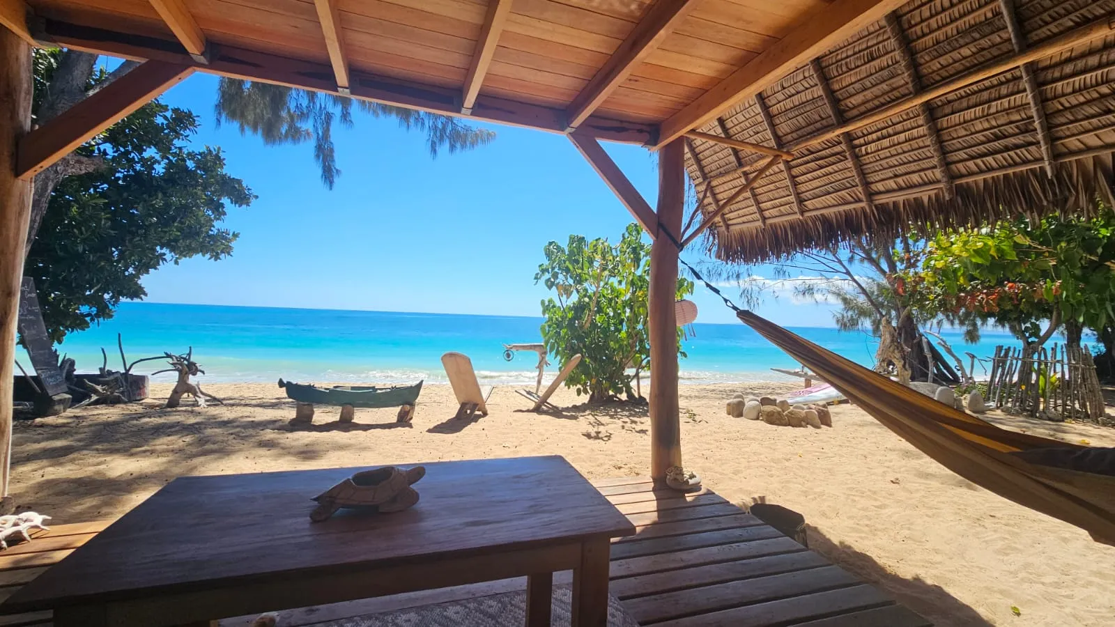 Blick aus der Hütte auf Strand und Meer von Ampohana