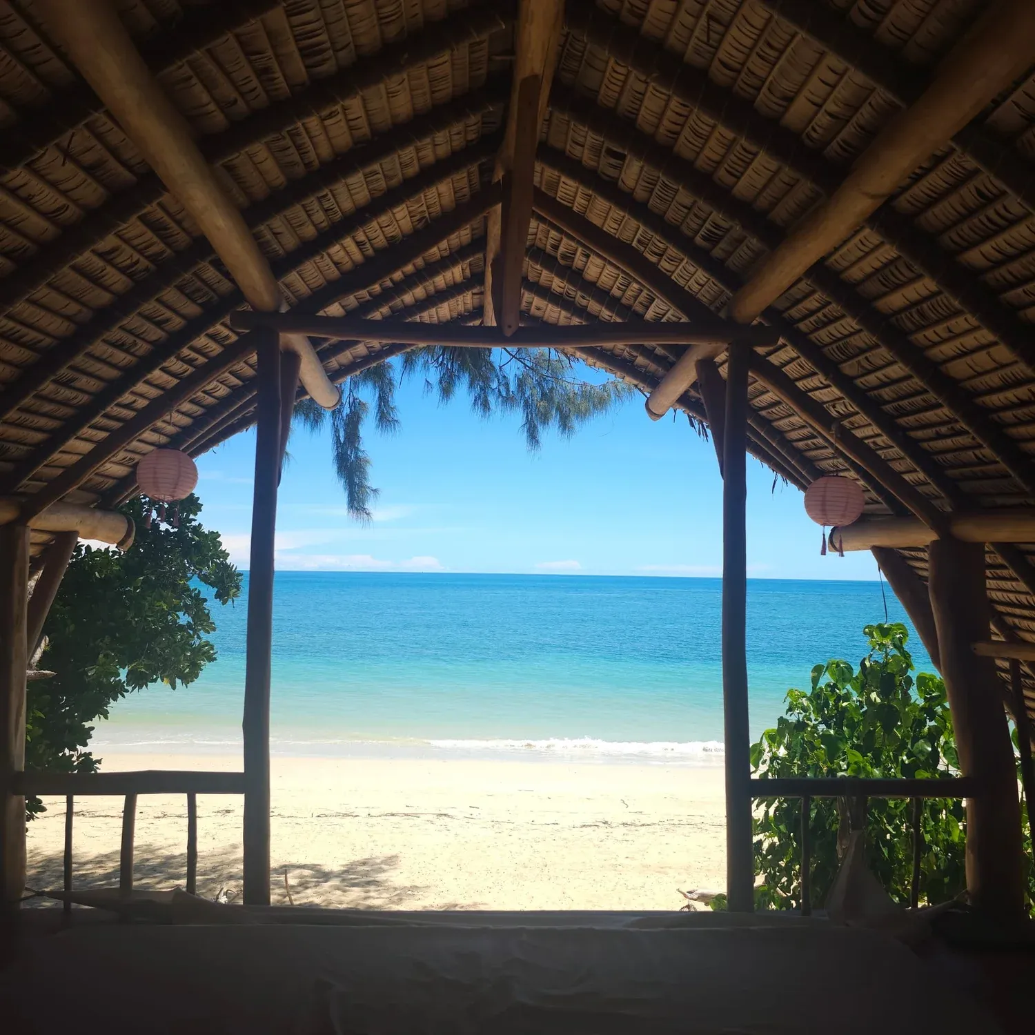 Blick aus der Hütte auf Strand und Meer von Ampohana