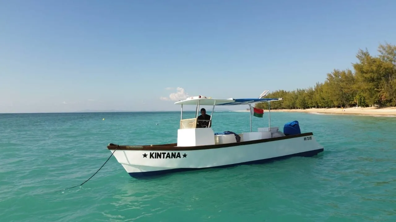 Das Transferboot Kintana von Spirit Tours auf dem Meer