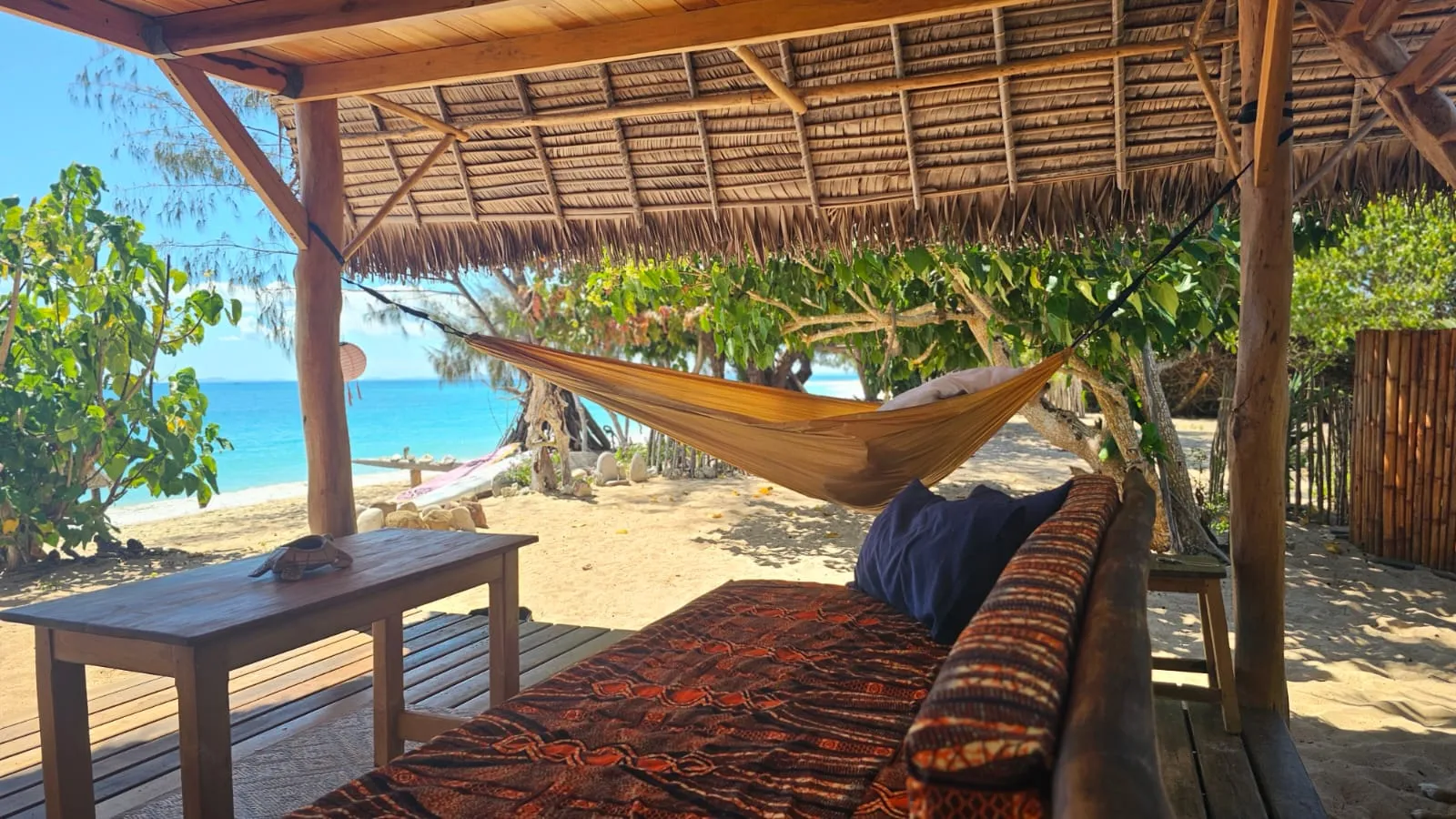 Gemütliche Lounge mit bunten Kissen im Beach-Camp