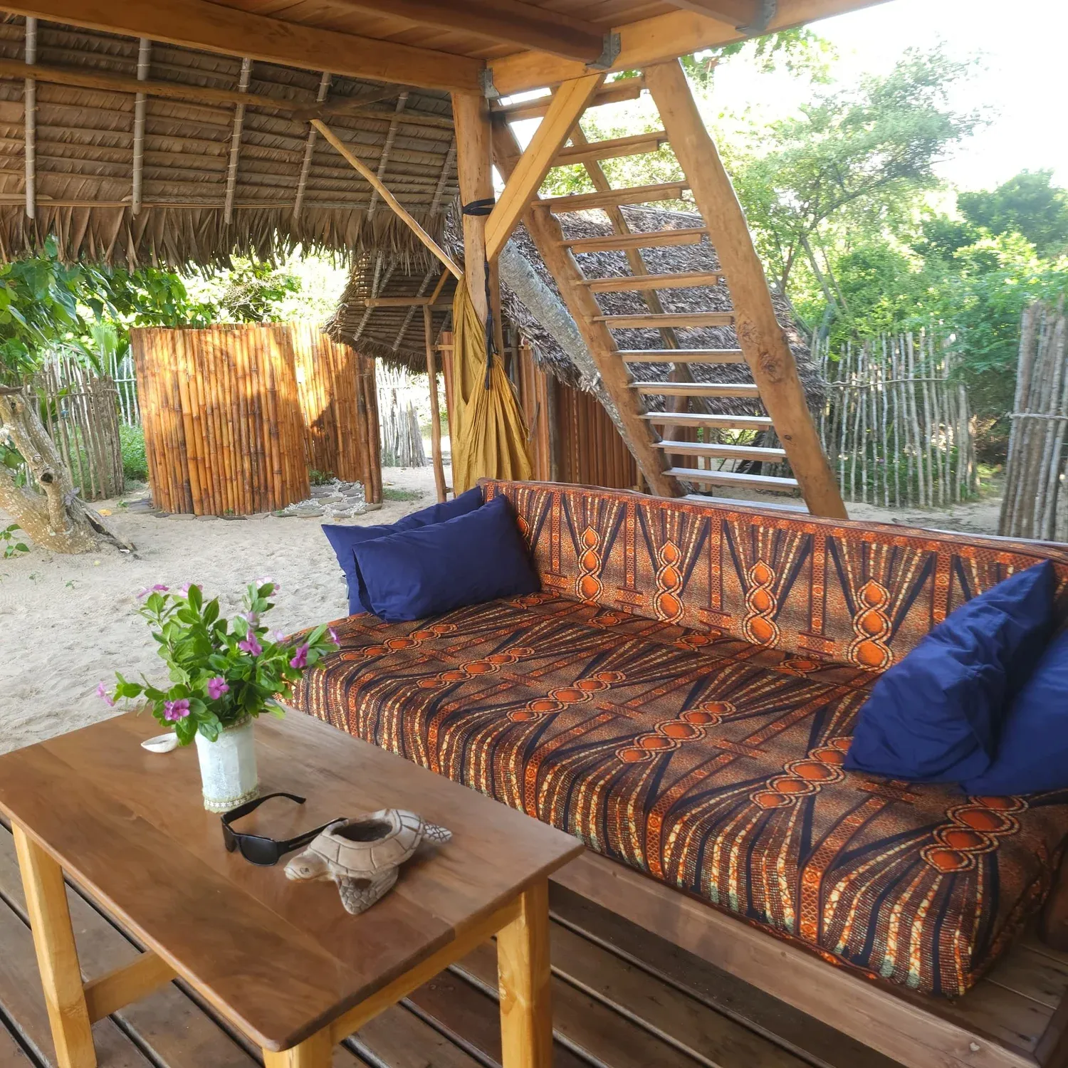 Gemütliche Lounge mit bunten Kissen im Beach-Camp