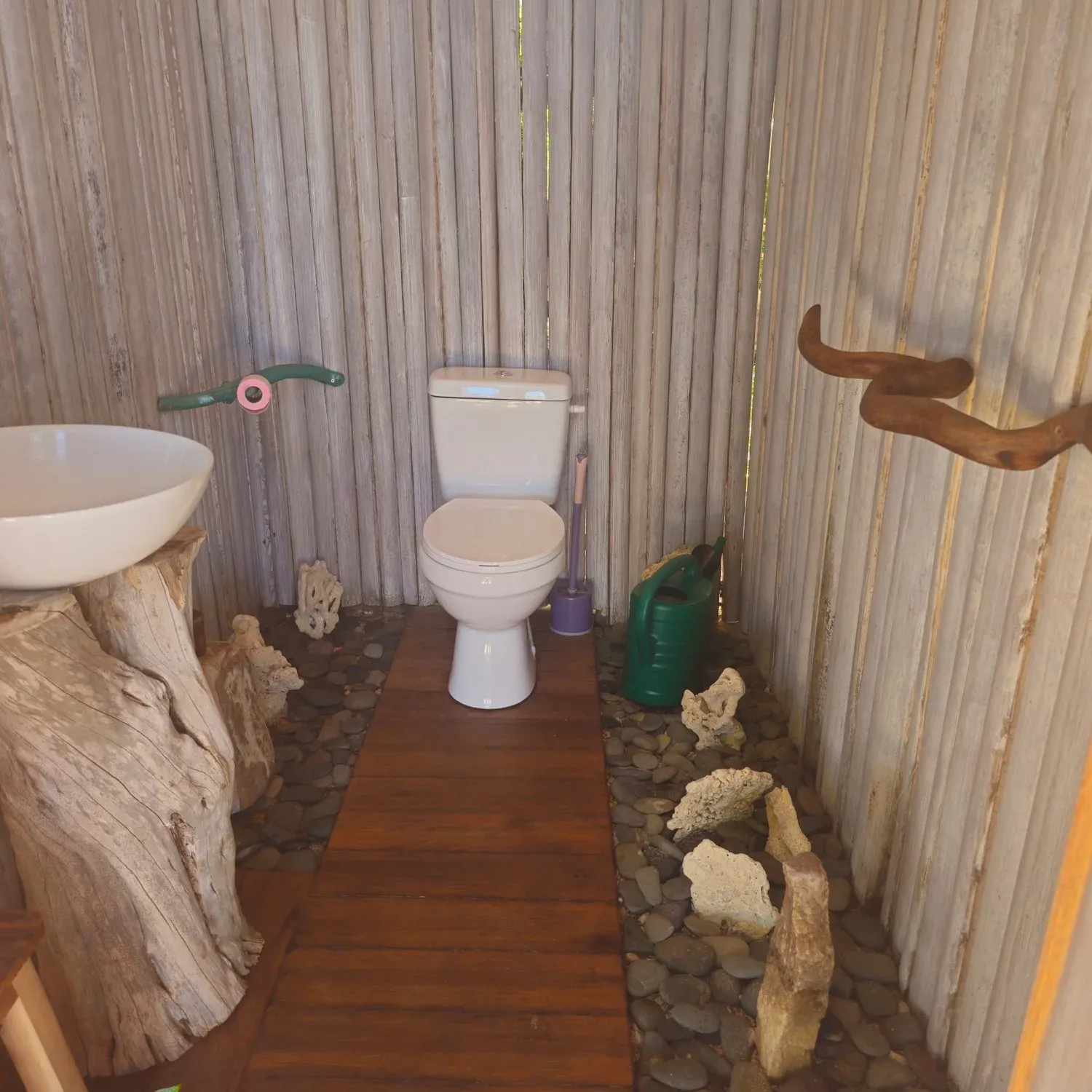 Outdoor-Bad mit Waschbecken aus Naturstein